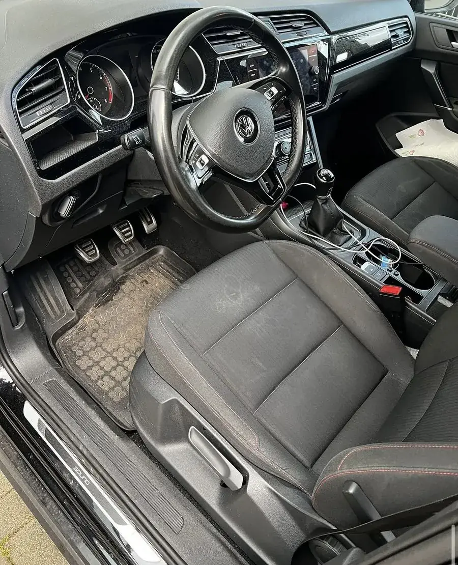 Innenraum vor der Aufbereitung – Cockpit und Lenkrad verschmutzt